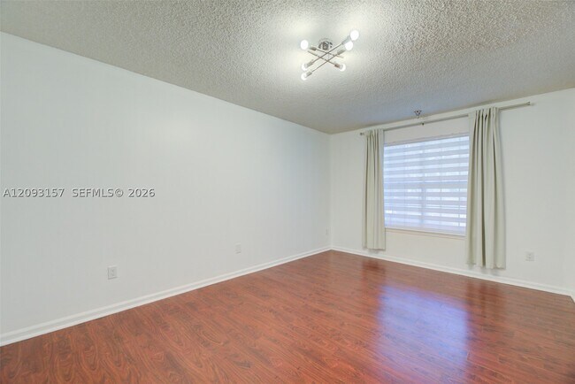 Building Photo - 1020 Crystal C