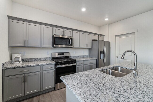 Building Photo - Limited Time Rent Special for this Immacul...