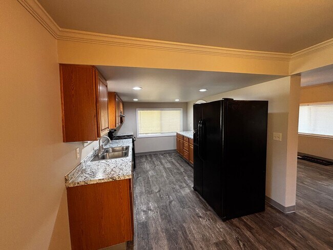 Building Photo - Remodeled 3 bed/ 2 bath with a sperate bon...