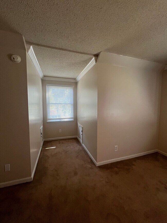 Building Photo - Fabulous 4 Bedroom 3 Bathroom Home with Pr...