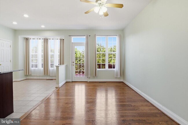 Building Photo - 915 Buttonwood Terrace NE