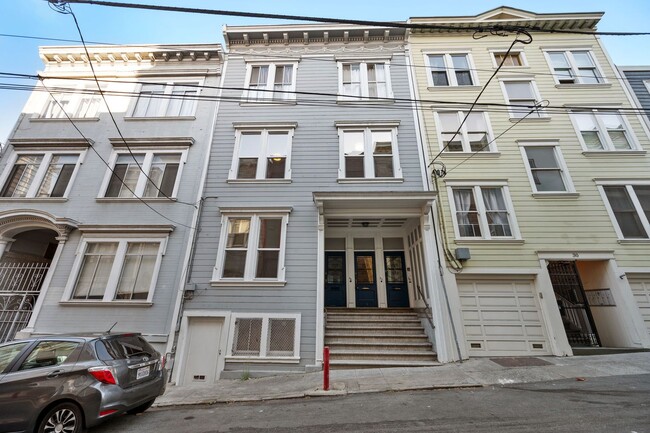 Building Photo - Steps away from the heart of North Beach!!...