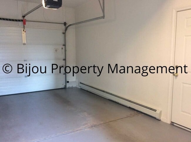 Building Photo - Nice Two Bed One Bath Home