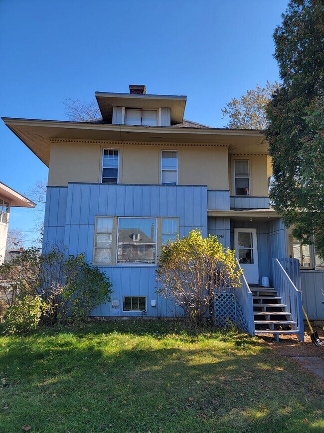 Building Photo - AVAILABLE JUNE - 6 Bed, 2 Bath Home Close to Campus!