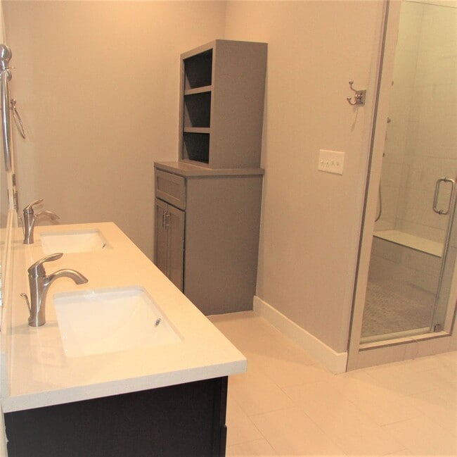 Building Photo - 3249 Dixie Dr