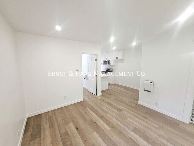 Building Photo - 1306 E Hellman St