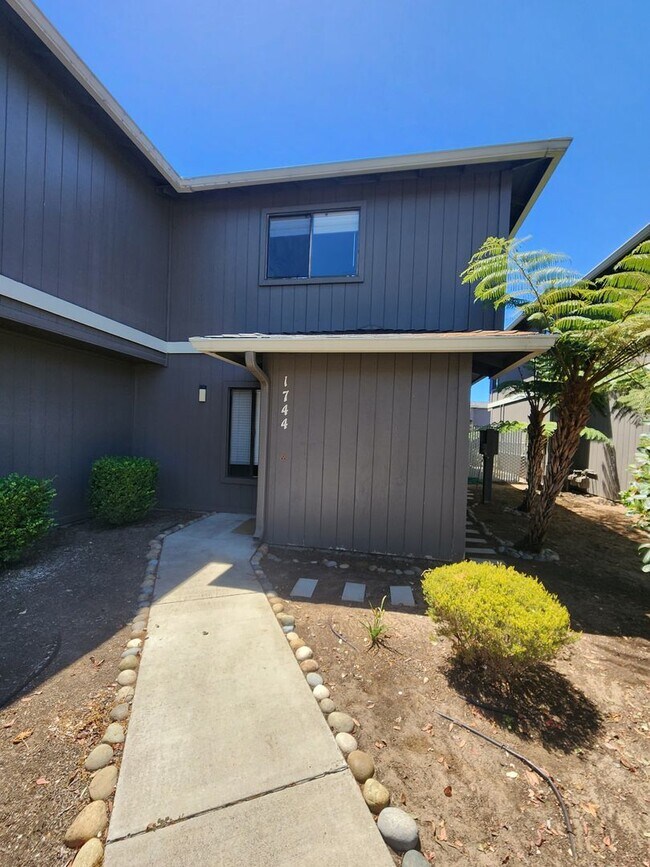 Building Photo - Royal Homes Two Story Condo Designer Quality