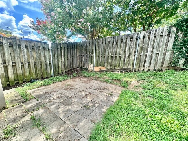 Building Photo - Cozy 2 bedroom Duplex!