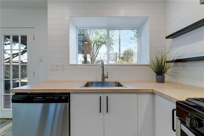 Building Photo - 4602 Everest Ln