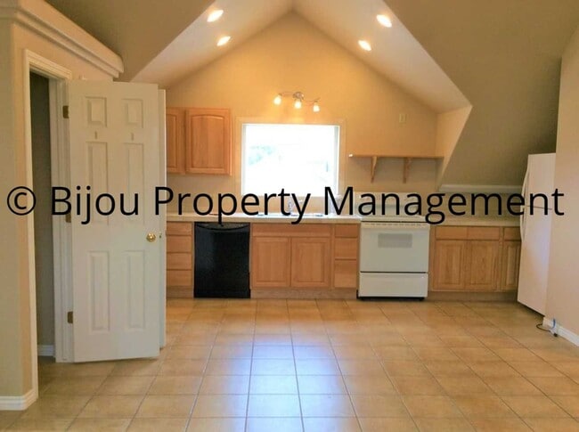 Building Photo - Nice Two Bed One Bath Home