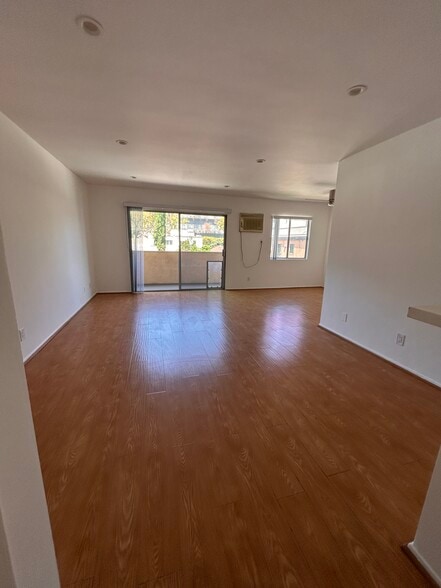 Living room - 649 Westbourne Dr