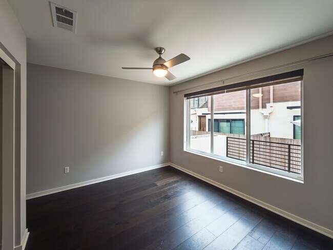 Building Photo - Luxury Townhome Centrally Located in Silver Lake!