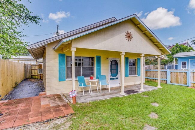 Building Photo - Super Cute Guest House!