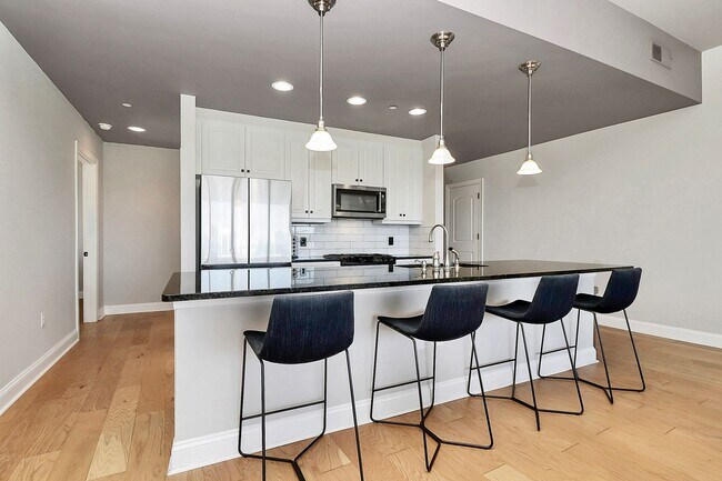 Building Photo - Spectacular 7th floor corner unit condo in...