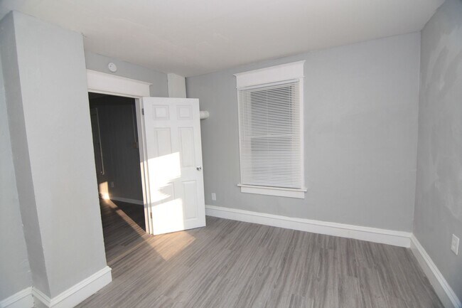 Building Photo - Updated 1 Bedroom Pet Friendly Home - Rent...