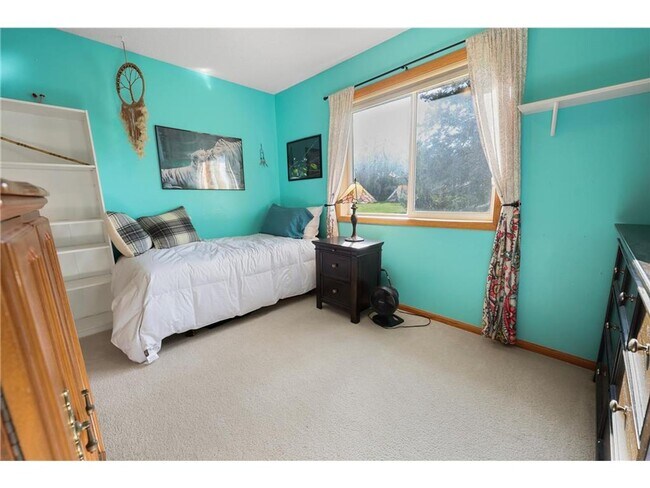 Building Photo - 4 Bedroom Townhome