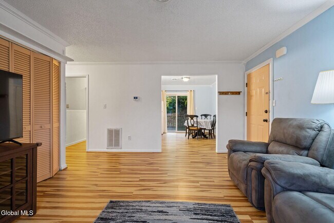 Building Photo - 25A Pine Ln