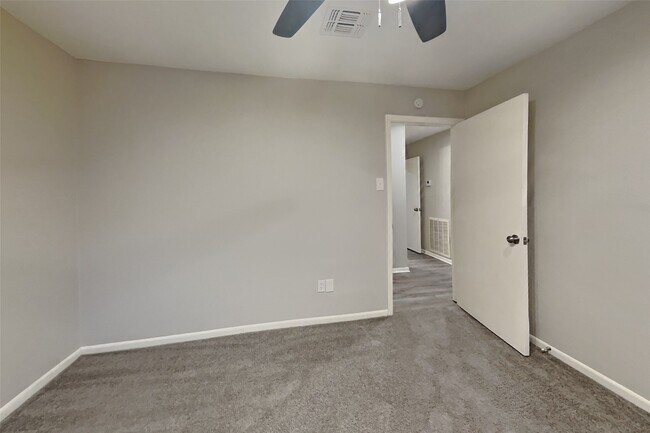 Building Photo - 2318 Turtle Creek Dr