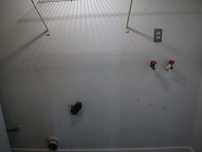 Building Photo - CONDO 2Bedroom 2 Bath MOVE IN READY CALL C...