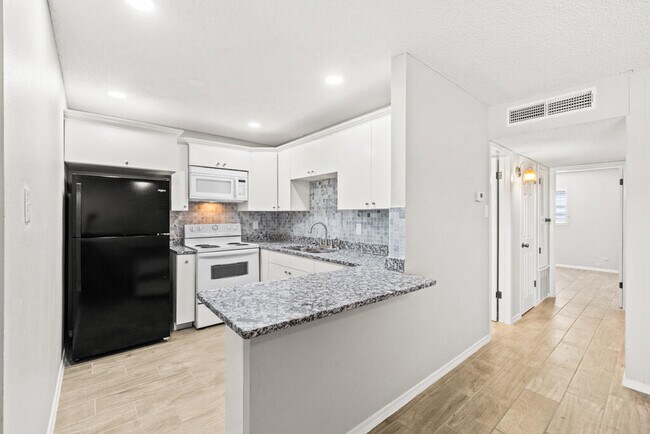 Building Photo - 6400 Edgemere Blvd