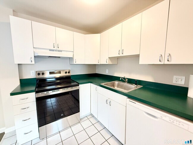 Building Photo - 139 Bradley St