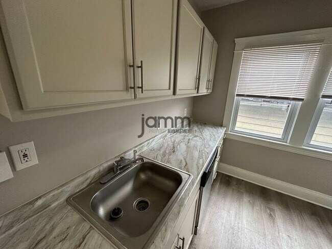 Building Photo - 3026 Monroe Ave