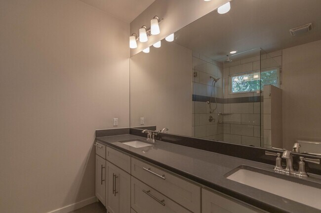 Building Photo - 1702 Forest Hill Dr