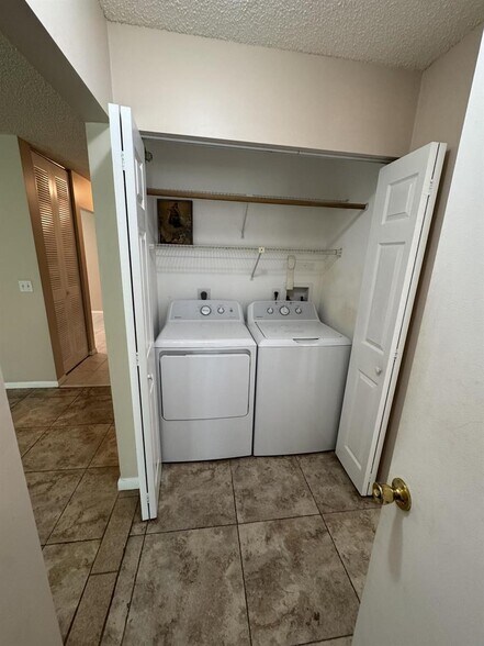 Building Photo - 1403 Lakeview Dr E