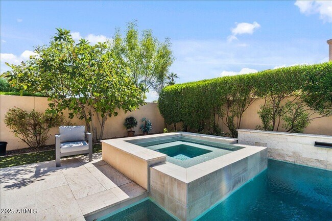 Building Photo - 5543 E Beryl Ave