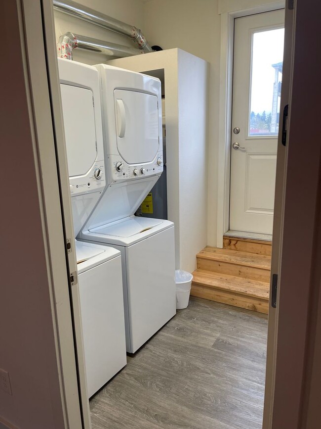 Building Photo - FURNISHED 1 BEDROOM 1 BATH APARTMENT  - BREMERTON