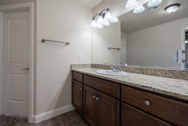 Building Photo - 3 bed 2 bath home with fully-fenced yard