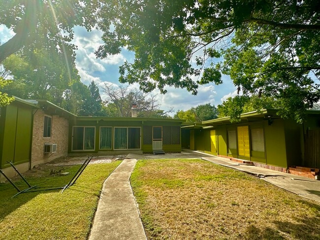 Building Photo - 506 E Hathaway Dr