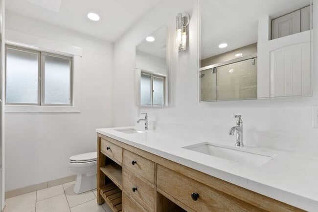 Building Photo - Gorgeous West Seattle Mid-Century Modern w...