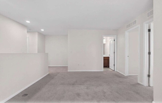 Building Photo - Beautiful 3 bed, 3 bath townhome in the lovely Painted Prairie Community!