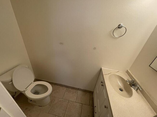 Building Photo - 25 E 960 S