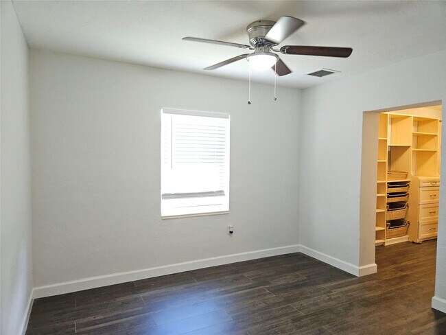 Building Photo - 6610 SW 26th St