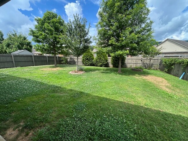 Building Photo - Spacious 4 bedroom, 3 bathroom single fami...