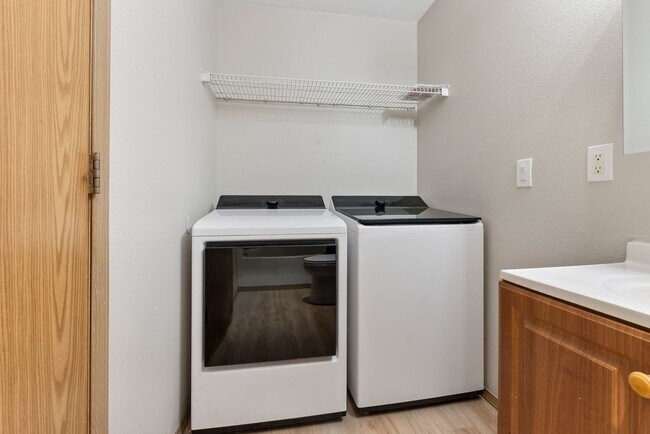 Building Photo - 5Bed/2.5 Bath House available