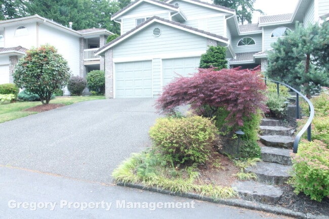 Building Photo - 2000 Village Green Dr