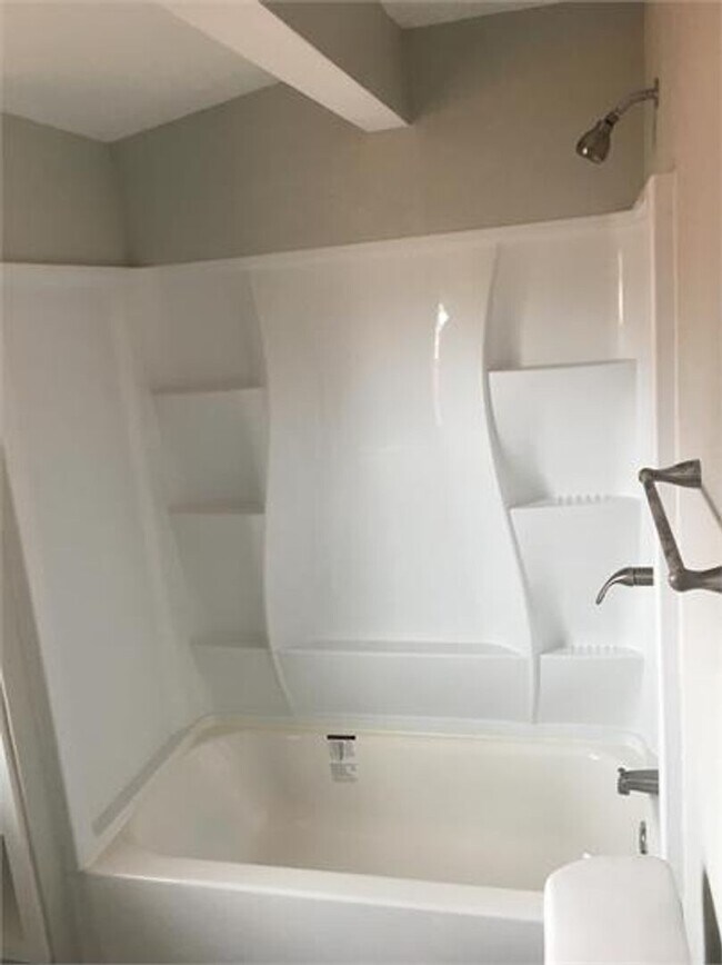 Building Photo - Large Canyon Home