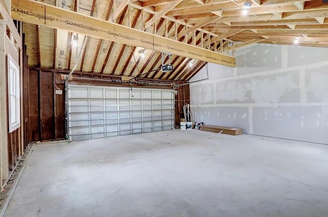Building Photo - Beautifully remodeled 4-bedroom, 2-bath ho...
