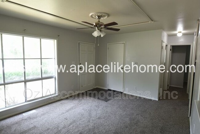 Building Photo - 5010 Valley Ln