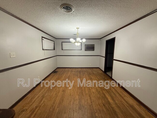 Building Photo - 1450 Gold Ave