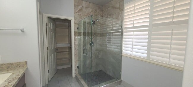Building Photo - Beautiful 3 Bedroom 2 Bathroom Home in Des...