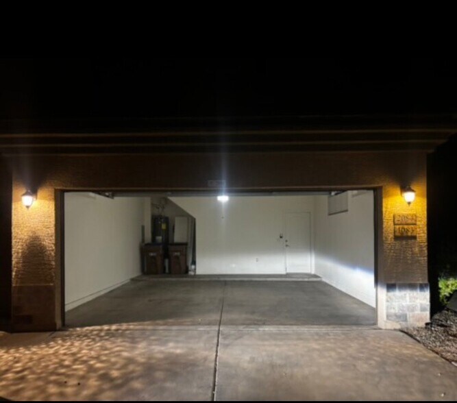 Building Photo - 705 W Queen Creek Rd