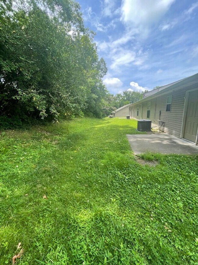 Building Photo - 2 Bedroom 2 Bath Duplex Call Ed Johnson 86...