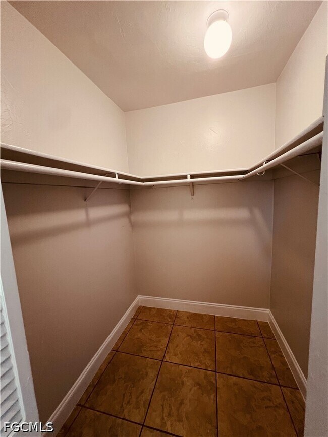 Building Photo - 1406 SE 2nd Pl