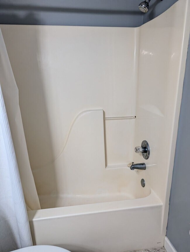 Building Photo - AVAILABLE 1/1/2026- 3 Bedroom / 2 Full Bath Home in Englewood!