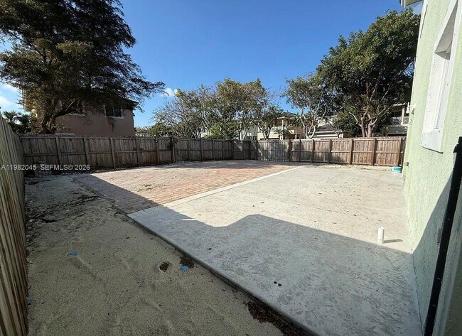 Building Photo - 390 NE 35th Ave