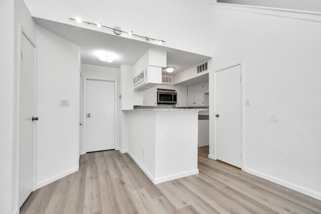 Building Photo - 10855 Meadowglen Ln